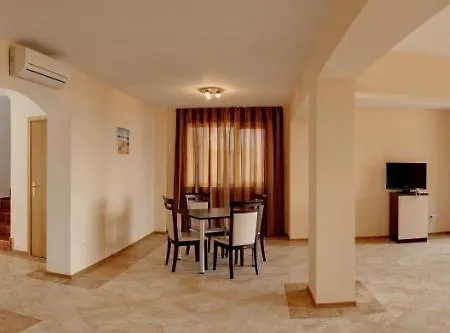 Хотел Vemara Club And - Free Parking And Free Access 3*