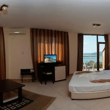 Хотел Vemara Club And - Free Parking And Free Access Обзор