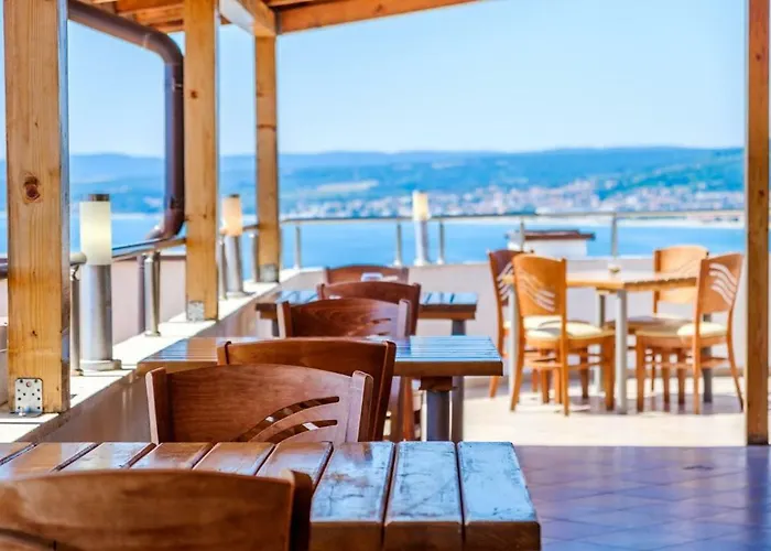Хотел Vemara Club And - Free Parking And Free Access 3*